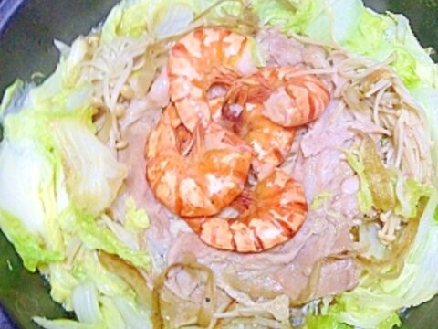 白菜の芯から出た汁での豚肉入り白菜鍋